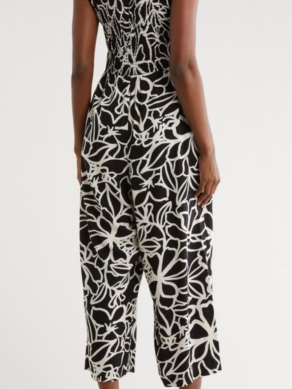 Calvin Klein Sleeveless Black & cream floral smocked Jumpsuit Size 8 - Picture 2 of 8